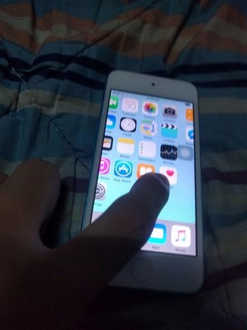 iTouch 5th Gen 32gb photo